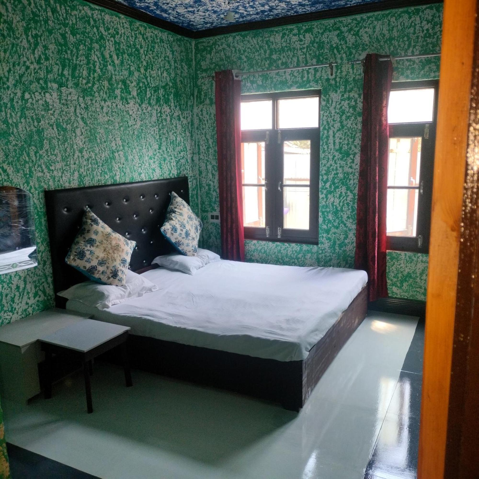 Hotel Sunlight Srinagar Zimmer foto